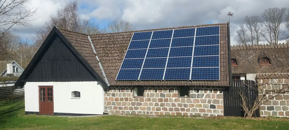 Gårdshus med solpaneler på taket