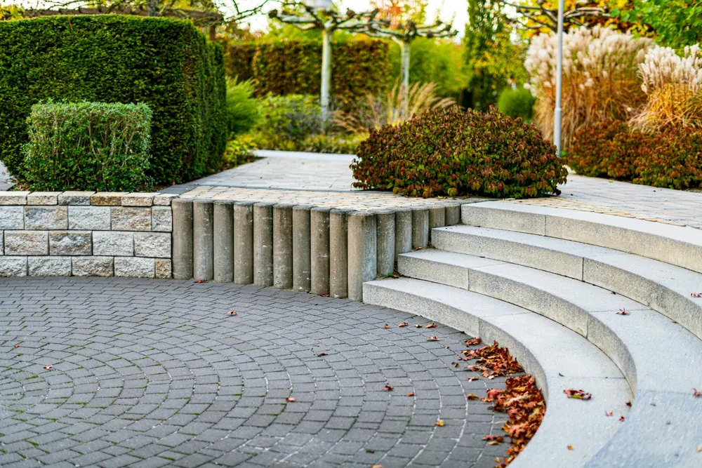 Stensatt trädgård med granittrappa